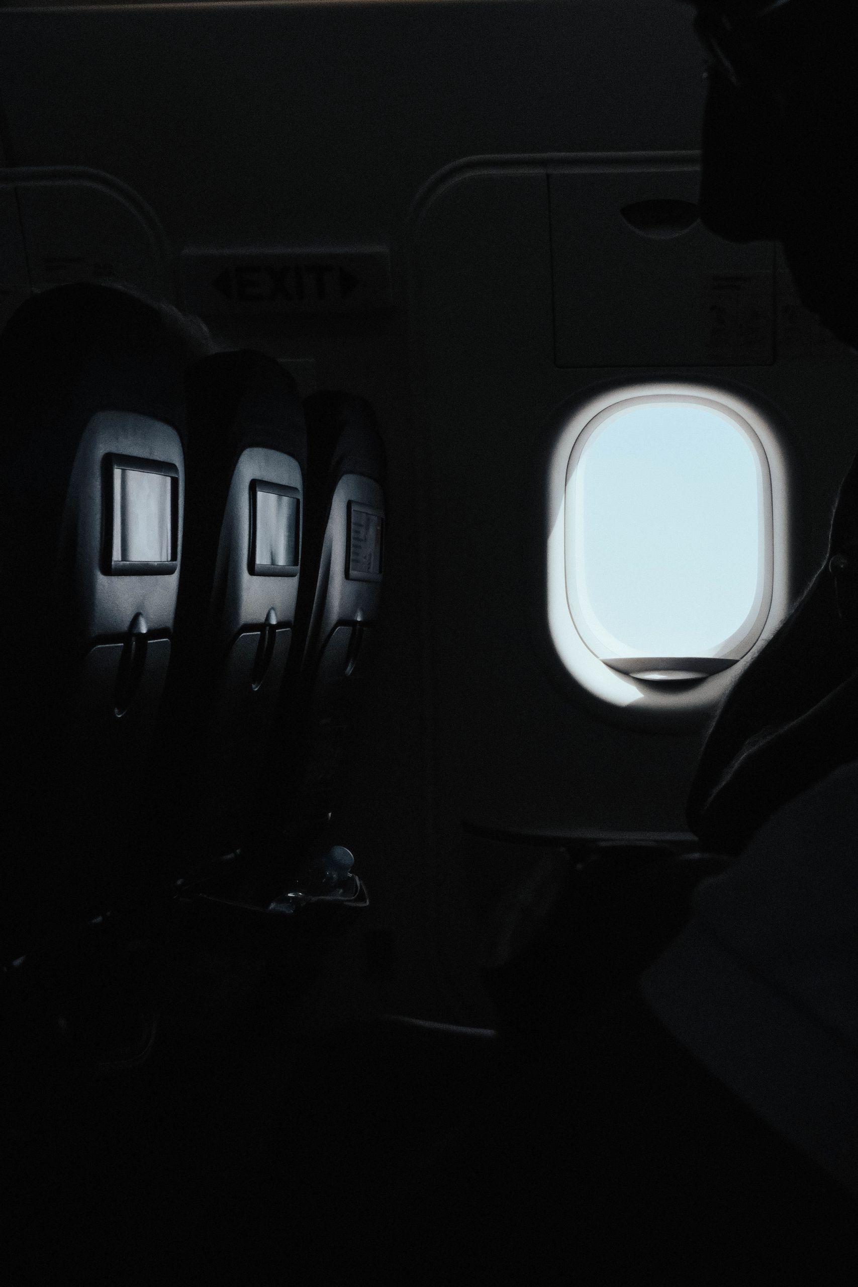 interior de un avión con las luces tenues