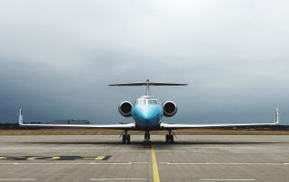 avion-en-la-pista-del-aeropuerto-contra-el-cielo (3)